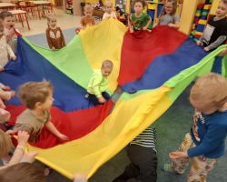 dzieci podczas zabawy chustą animacyjną