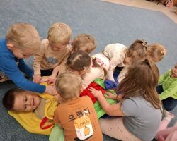 dzieci podczas zabawy chustą animacyjną