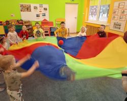 dzieci podczas zabawy chustą animacyjną