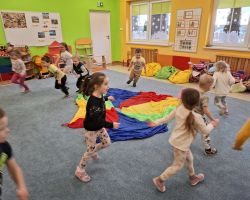 dzieci podczas zabawy chustą animacyjną