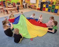 dzieci podczas zabawy chustą animacyjną