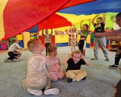 dzieci podczas zabawy chustą animacyjną