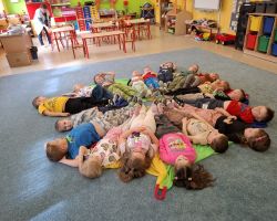 dzieci podczas zabawy chustą animacyjną