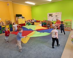 dzieci podczas zabawy chustą animacyjną