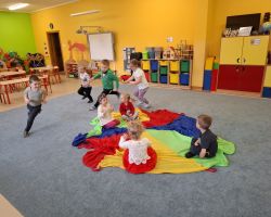 dzieci podczas zabawy chustą animacyjną