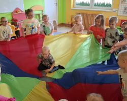 dzieci podczas zabawy chustą animacyjną