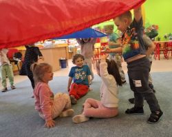 dzieci podczas zabawy chustą animacyjną