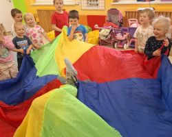 dzieci podczas zabawy chustą animacyjną