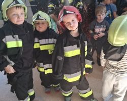 dzieci i dorośli podczas wycieczki do straży pożarnej