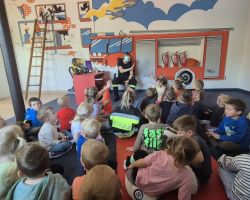 dzieci i dorośli podczas wycieczki do straży pożarnej