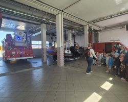 dzieci i dorośli podczas wycieczki do straży pożarnej