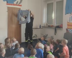 dzieci i dorośli podczas wycieczki do straży pożarnej