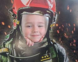 dzieci i dorośli podczas wycieczki do straży pożarnej