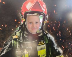 dzieci i dorośli podczas wycieczki do straży pożarnej