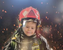 dzieci i dorośli podczas wycieczki do straży pożarnej