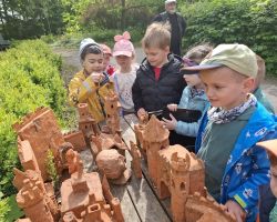 zdjęcia dzieci i dorosłych podczas wycieczki do skłudzewa