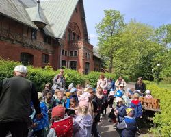 zdjęcia dzieci i dorosłych podczas wycieczki do skłudzewa