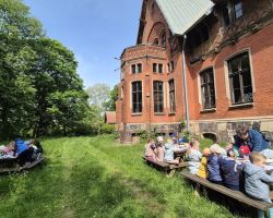 zdjęcia dzieci i dorosłych podczas wycieczki do skłudzewa