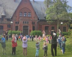 zdjęcia dzieci i dorosłych podczas wycieczki do skłudzewa