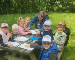 zdjęcia dzieci i dorosłych podczas wycieczki do skłudzewa