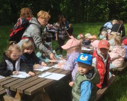 zdjęcia dzieci i dorosłych podczas wycieczki do skłudzewa