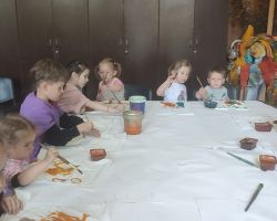 zdjęcia dzieci i dorosłych podczas wycieczki do skłudzewa