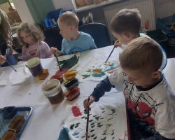 zdjęcia dzieci i dorosłych podczas wycieczki do skłudzewa