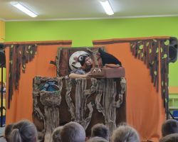 dzieci i aktorzy teatralni podczas przedstawienia w przedszkolu