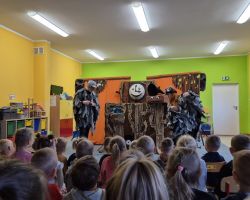 dzieci i aktorzy teatralni podczas przedstawienia w przedszkolu