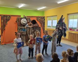 dzieci i aktorzy teatralni podczas przedstawienia w przedszkolu