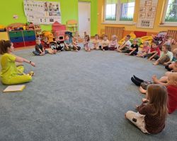 dzieci podczas spotkania z fizjoterapeutką