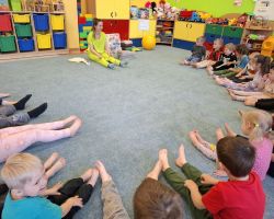 dzieci podczas spotkania z fizjoterapeutką