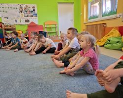 dzieci podczas spotkania z fizjoterapeutką