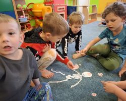 dzieci podczas spotkania z fizjoterapeutką