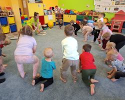 dzieci podczas spotkania z fizjoterapeutką