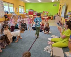 dzieci podczas spotkania z fizjoterapeutką