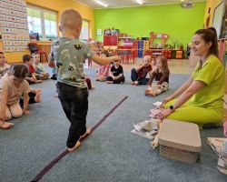 dzieci podczas spotkania z fizjoterapeutką