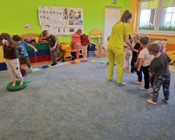 dzieci podczas spotkania z fizjoterapeutką