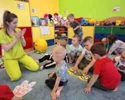 dzieci podczas spotkania z fizjoterapeutką