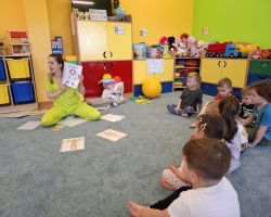 dzieci podczas spotkania z fizjoterapeutką