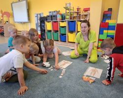 dzieci podczas spotkania z fizjoterapeutką