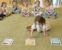 dzieci podczas obchodów dnia ziemi