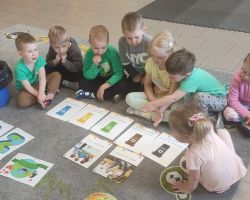 dzieci podczas obchodów dnia ziemi