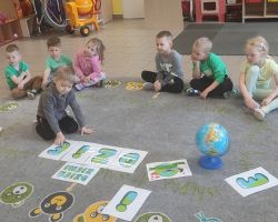 dzieci podczas obchodów dnia ziemi