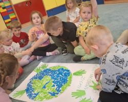 dzieci podczas obchodów dnia ziemi
