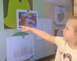 dzieci podczas obchodów dnia ziemi