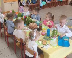 dzieci podczas wielkanocnego śniadania i poszukiwania zajączka