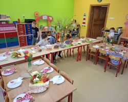 dzieci podczas wielkanocnego śniadania i poszukiwania zajączka