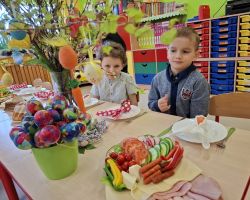 dzieci podczas wielkanocnego śniadania i poszukiwania zajączka