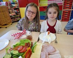 dzieci podczas wielkanocnego śniadania i poszukiwania zajączka